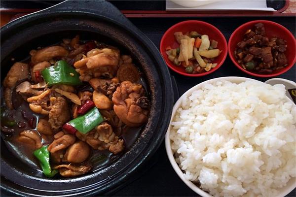 泉碗香黄焖鸡米饭