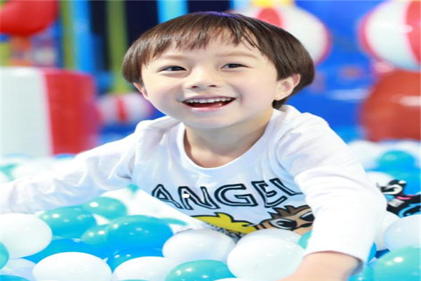 小能人儿童乐园加盟