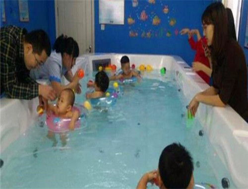 金猪宝宝游泳馆