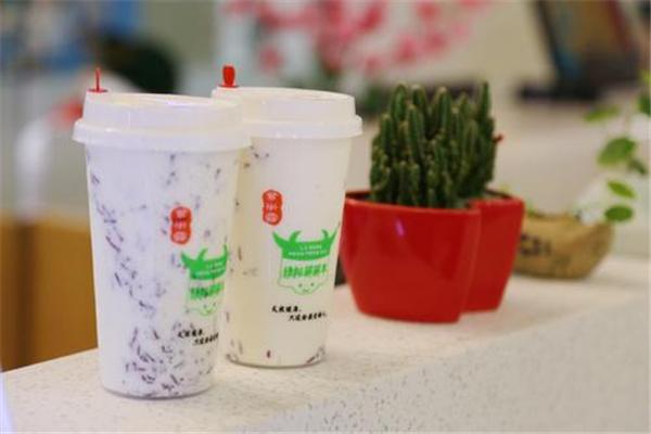 依群萌萌牛饮品