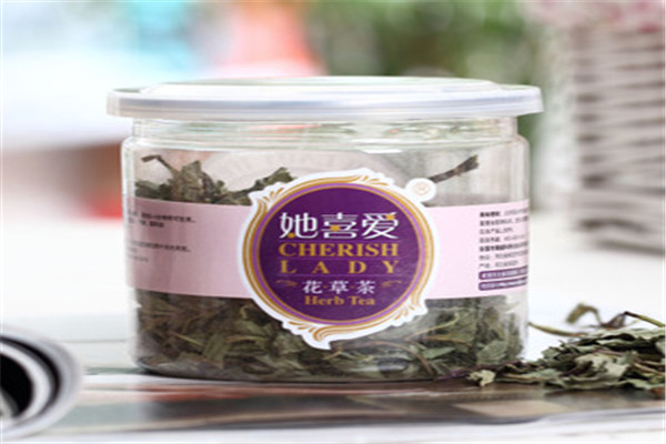 她喜爱花草茶