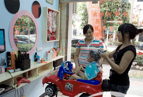 童星幼儿理发