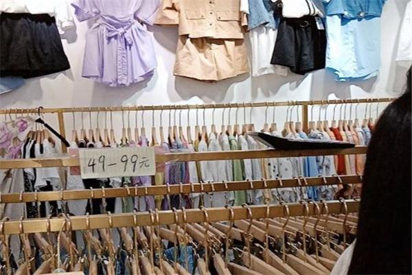 三角三服饰