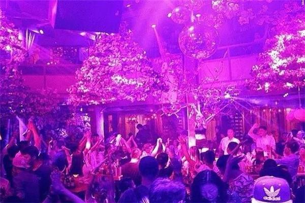 繁华酒吧
