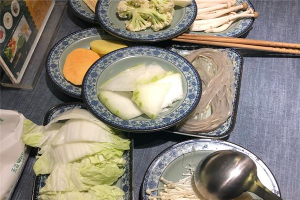 素上签素食养生旋转火锅
