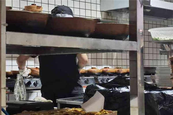 饭巢肚金牌煲仔饭