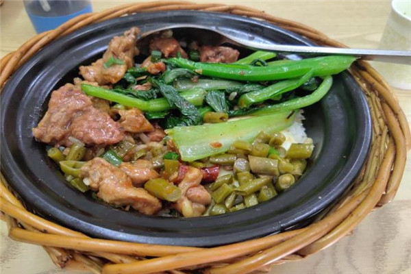 饭巢肚金牌煲仔饭