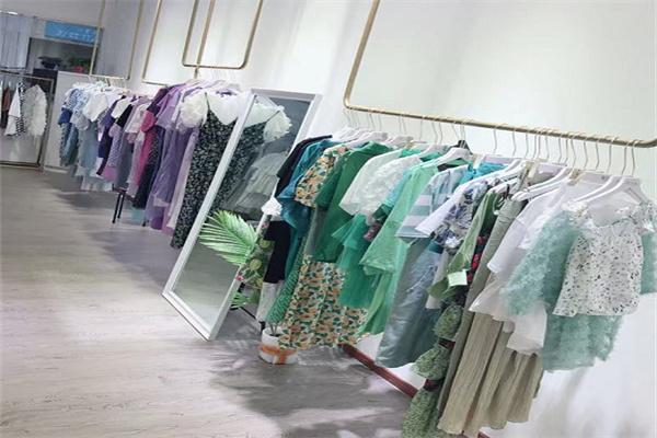 嘉逸年华服饰