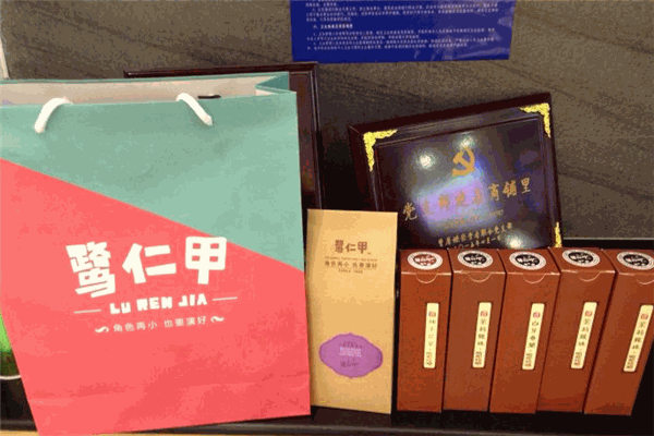 鹭仁甲当茶遇到鲜花饼
