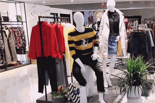 伊见钟情休闲装加盟