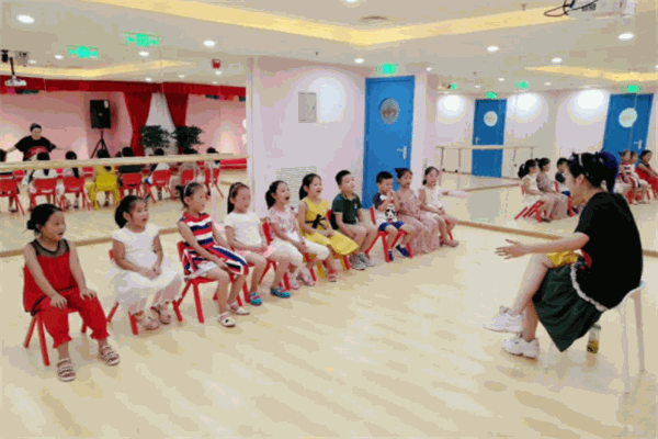 艺鸣口才艺术培训学校