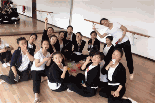 苗苗艺术培训学校