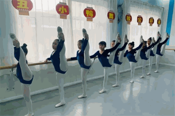 丑小鸭舞蹈培训中心