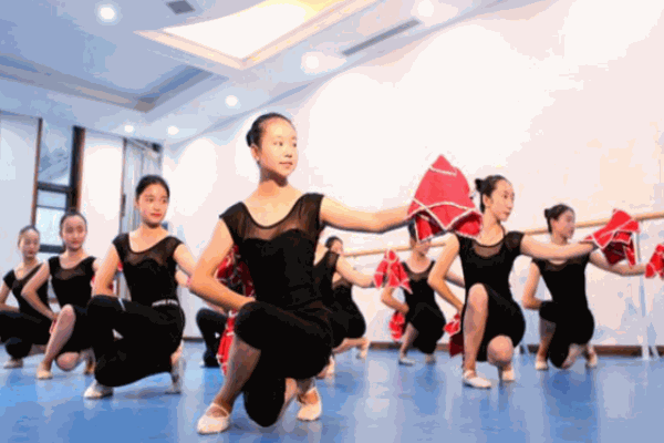 国羽舞蹈