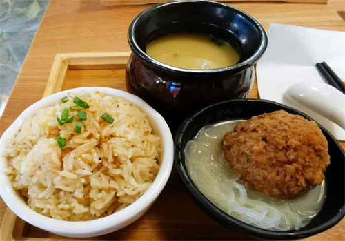 郭八两鸡肉饭店