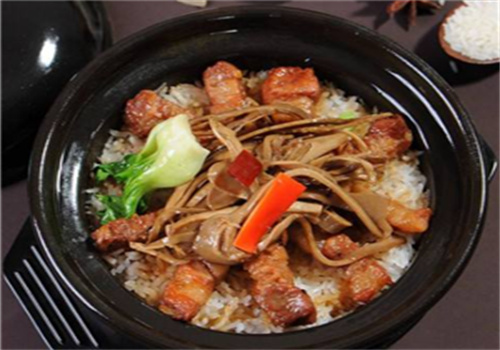 一家人煲仔饭