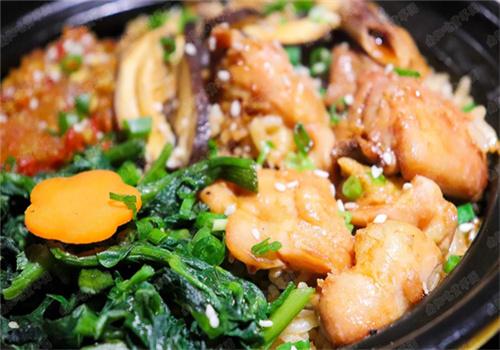 一家人煲仔饭