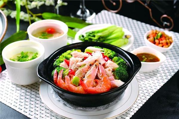 八姨煲仔饭加盟