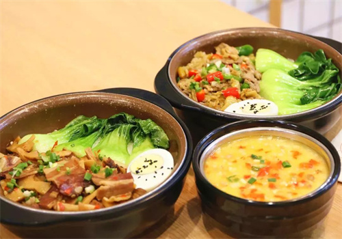 七彩煲仔饭