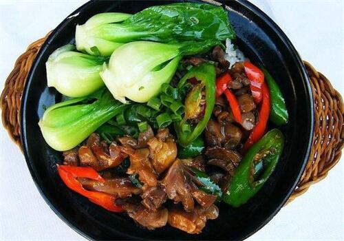 萧多多煲仔饭