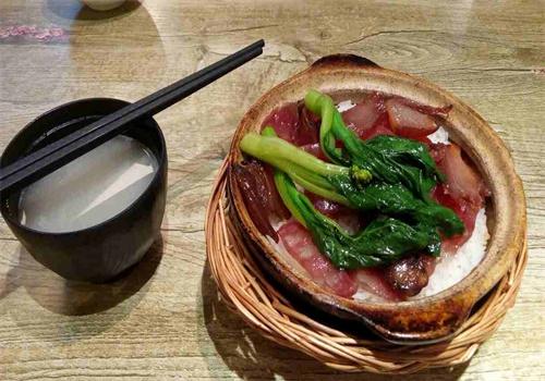 萧多多煲仔饭