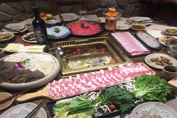 东巴人火锅加盟