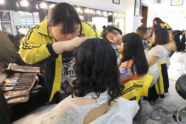 成远化妆学校加盟