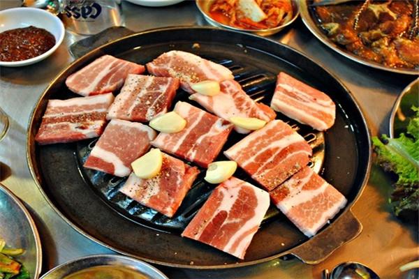 金草帽自助烤肉加盟