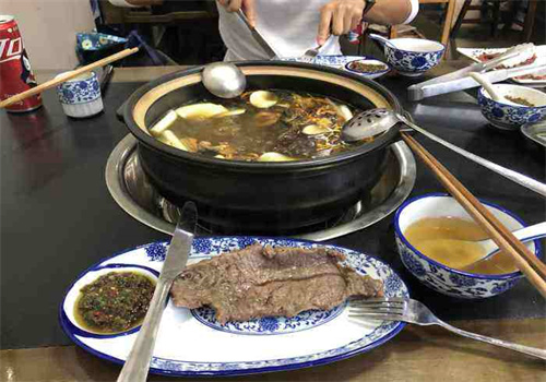 强记菌汤刀叉牛肉