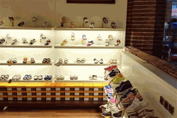 童话村童鞋店