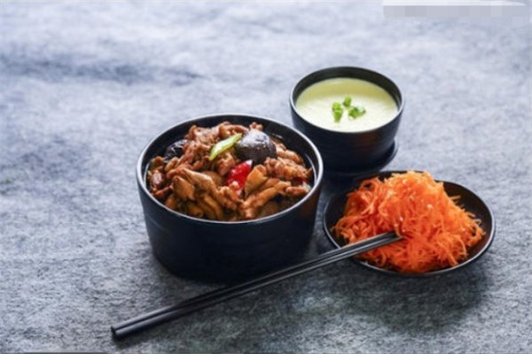 蕨菜山泉煲仔饭加盟