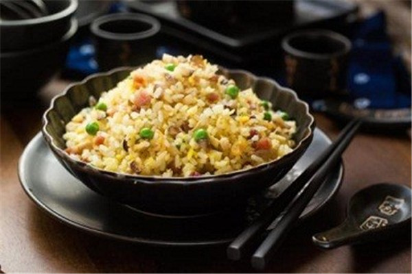饭主播易拉罐茶油炒饭