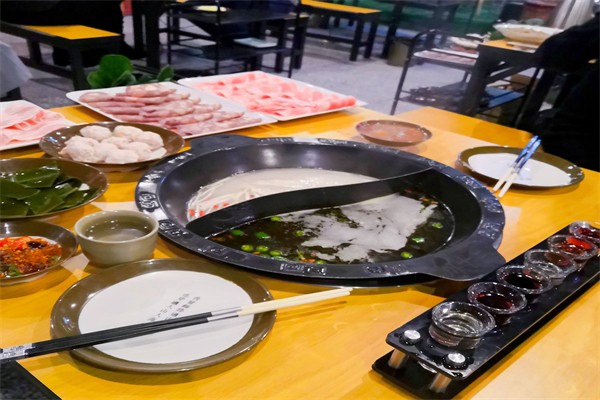 川十三民谣火锅店
