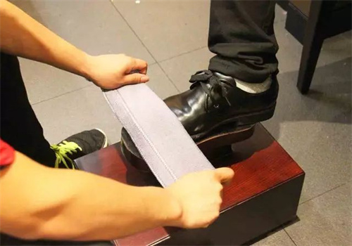 金碧擦鞋