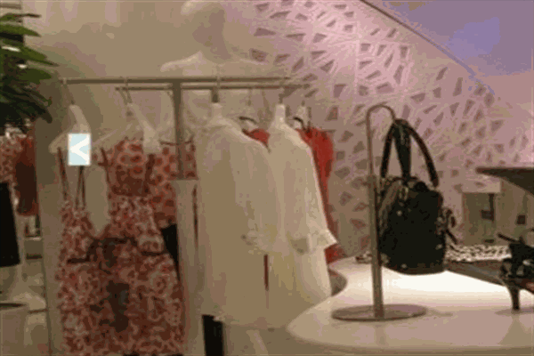 伊人邂逅服装