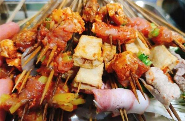 轩货串串香