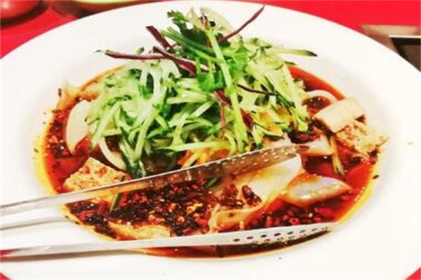 铁锅一居中菜馆