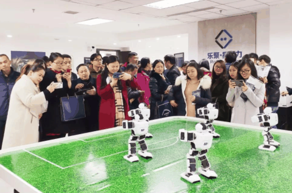 乐聚人形机器人教育