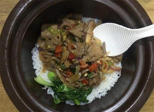 湘味阁紫砂煲拌饭