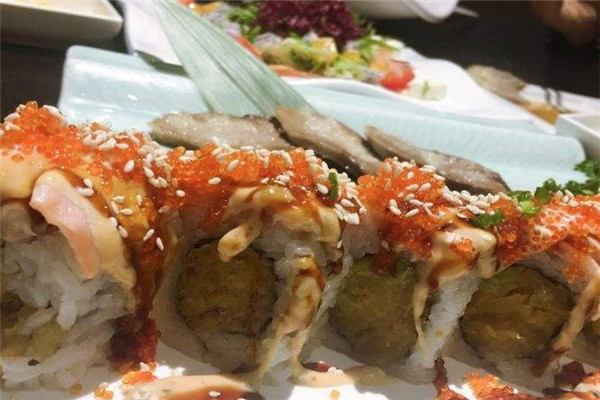 东谷滋拉面寿司店