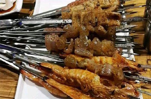 以串成名烤串火锅