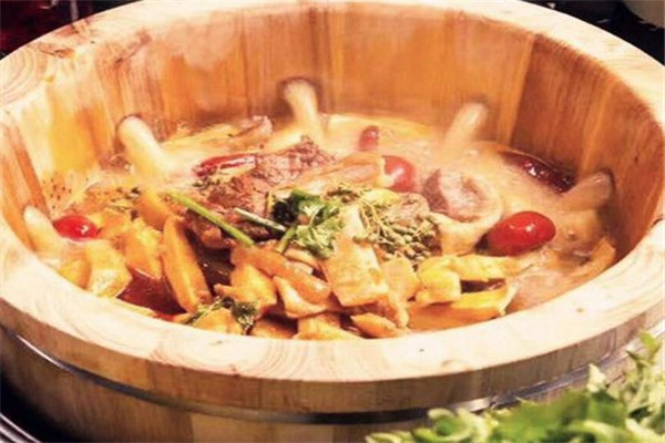 宇食天下喷泉火锅