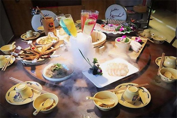 宇食天下喷泉火锅