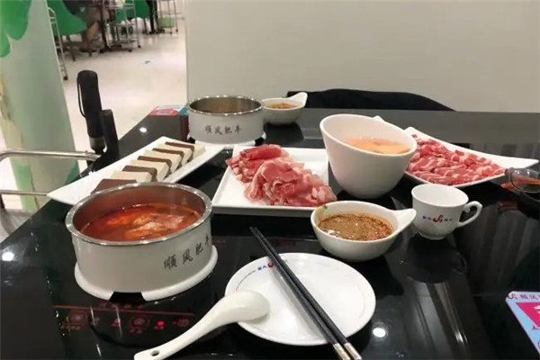 顺风肥牛火锅店