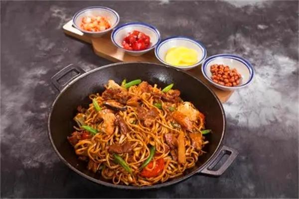 老妈铁锅焖面