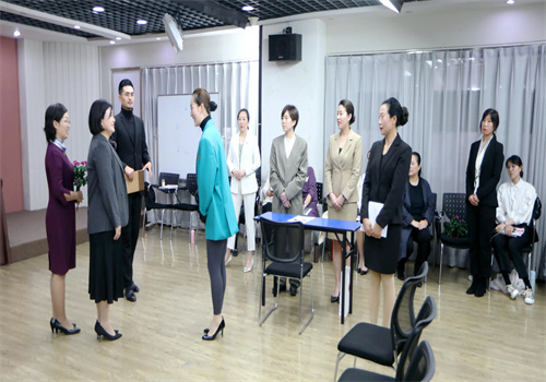 礼仪培训班