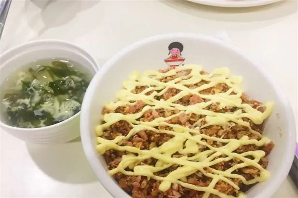 助屋炸鸡沙拉饭