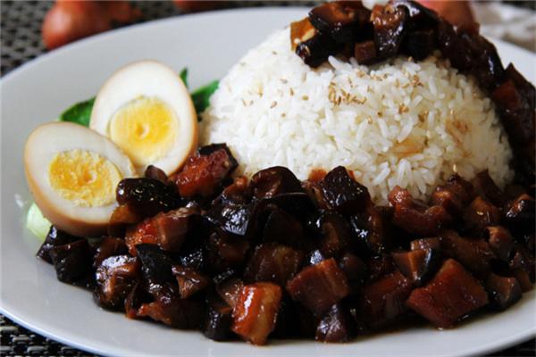 外婆炖卤肉饭