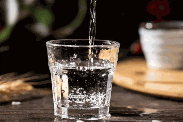 雕花瓷白酒