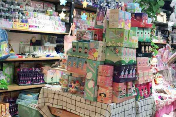 天天向上学生用品超市